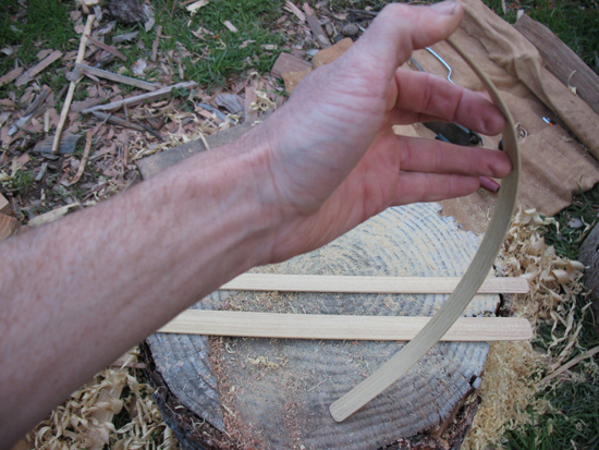  Ébauche de tour de cou de criquet prête à être pliée. Ce bois se plie facilement car il y a moins de bois à comprimer à l'intérieur du virage qu'il n'y en aurait sur un morceau de bois plus épais, tandis que le bois à l'extérieur du virage subit moins d'étirement.